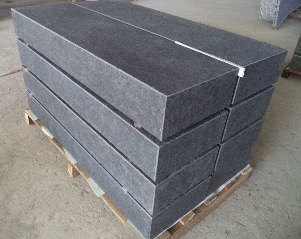 Naturstein, grau, Basalt, Blockstufen, Oberfläche geflammt und gebürstet