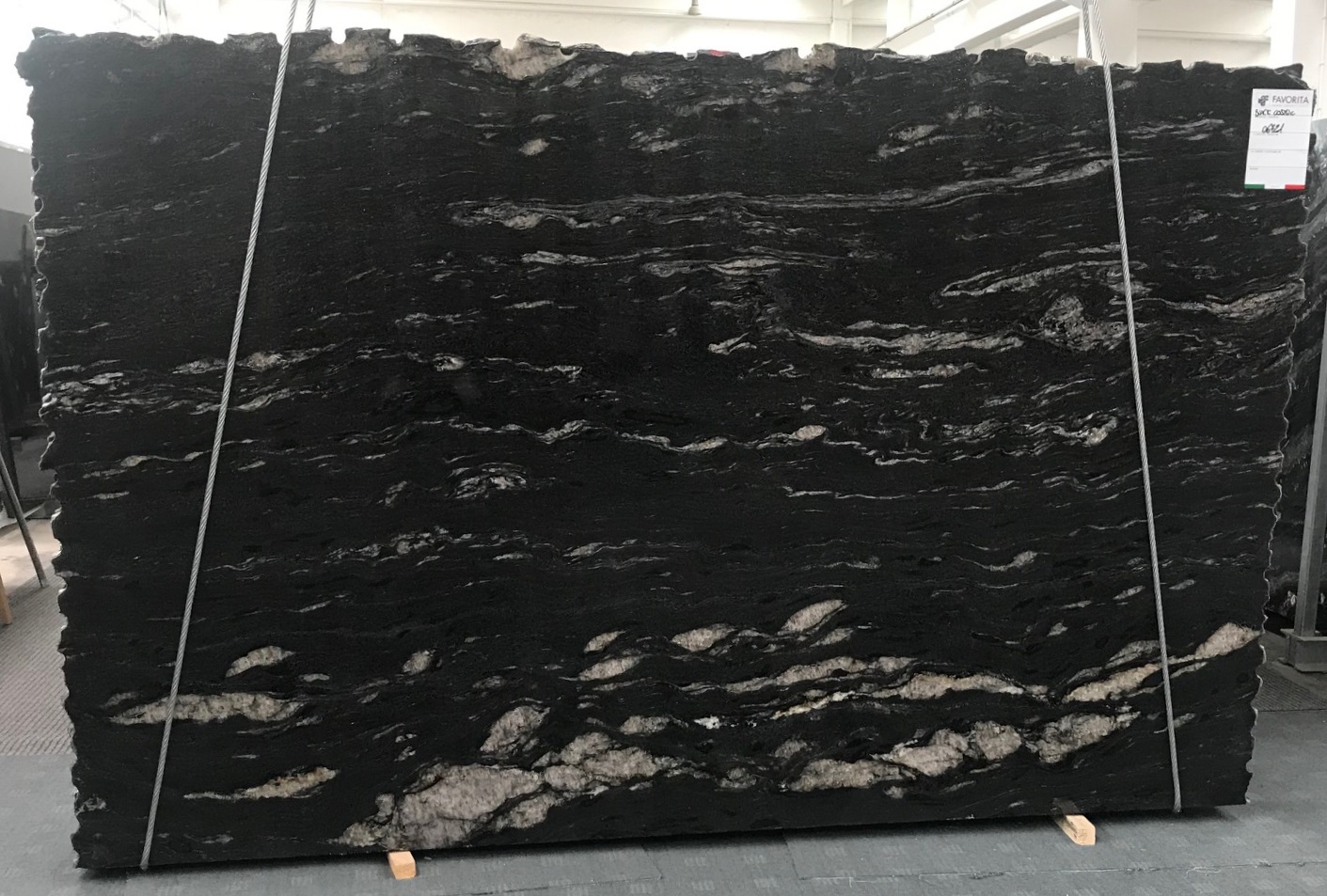 Naturstein, schwarz mit Struktur, Quarzit, Black Cosmic, Rohtafel