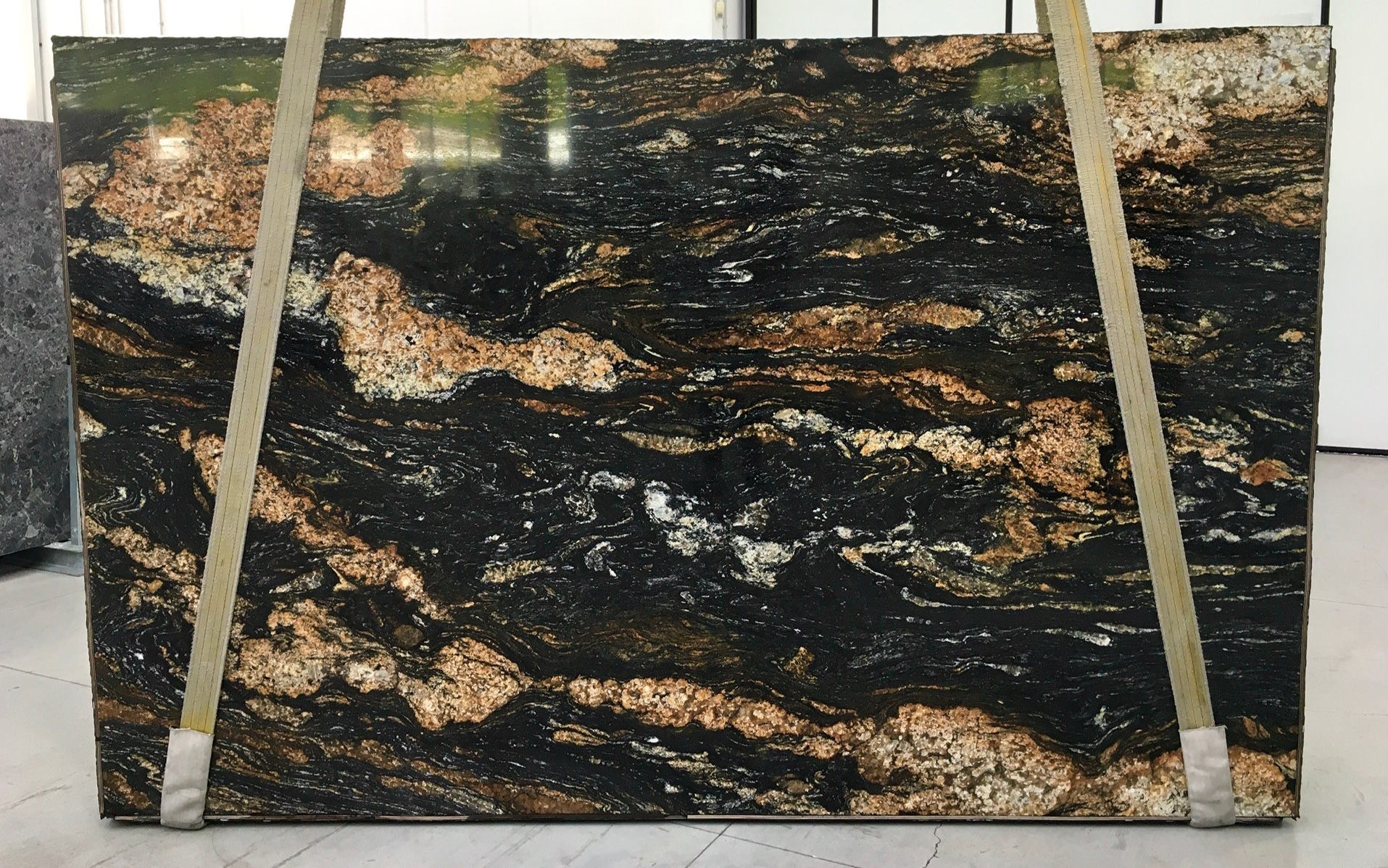 Naturstein, schwarz mit Struktur, Granit, Black Taurus, Rohtafel